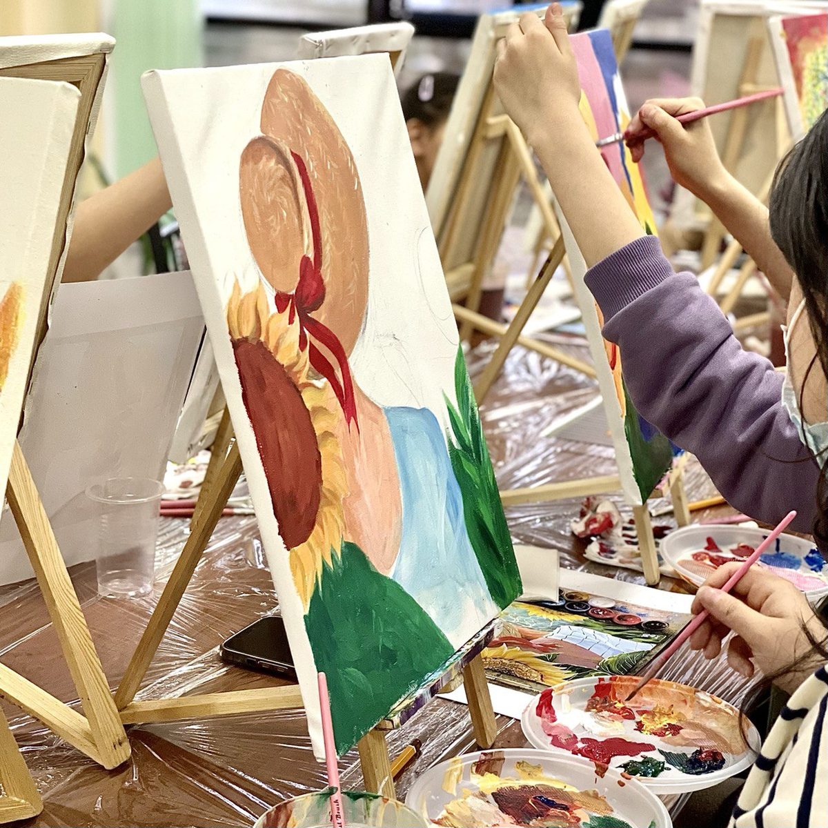 Ученица Art Life пишет картину маслом на занятии